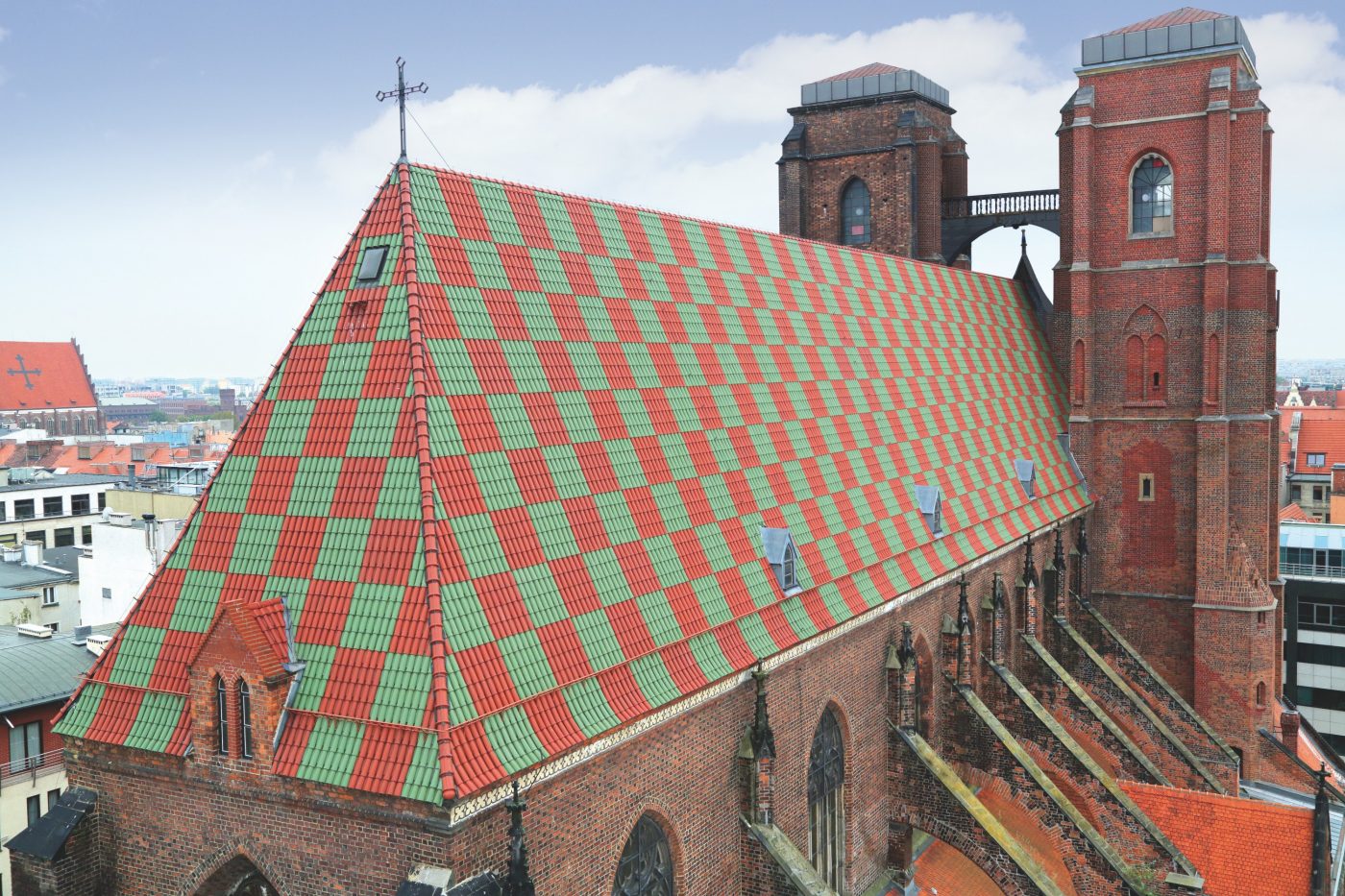 Kościół Św.Magdaleny we Wrocławiu po renowacji dachu dachówką mnich mniszka glazurowaną czerwoną i zieloną