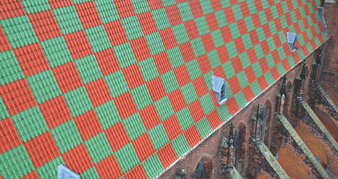 Kościół Św.Magdaleny we Wrocławiu po renowacji dachu dachówką mnich mniszka glazurowaną czerwoną i zieloną