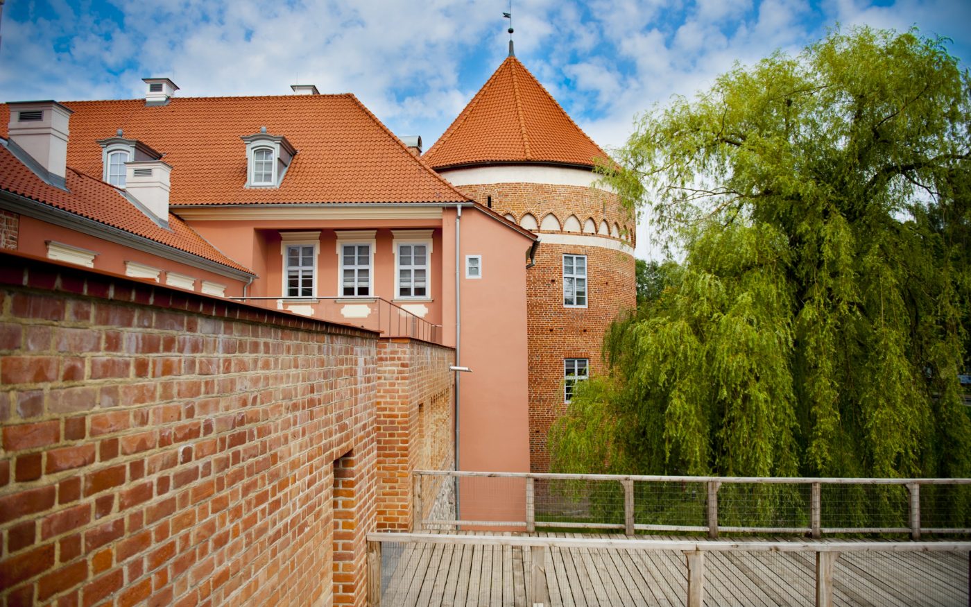 Podzamcze Pałacu w Lidzbarku Warmińskim po renowacji dachu dachówką Mnich Mniszka oraz Cavus 14