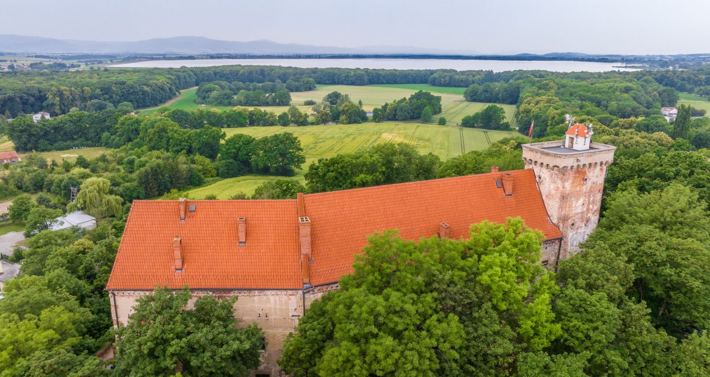 Zamek biskupów wrocławskich w Otmuchowie z dachówką mnich mniszka