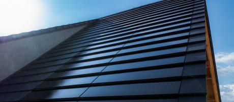 Dach z ceramiczną dachówką Koramic wraz z panelami Wevolt X-Frame firmy wienerberger