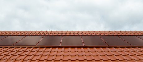 Dach z ceramiczną dachówką Koramic wraz z panelami Wevolt X-Frame firmy wienerberger