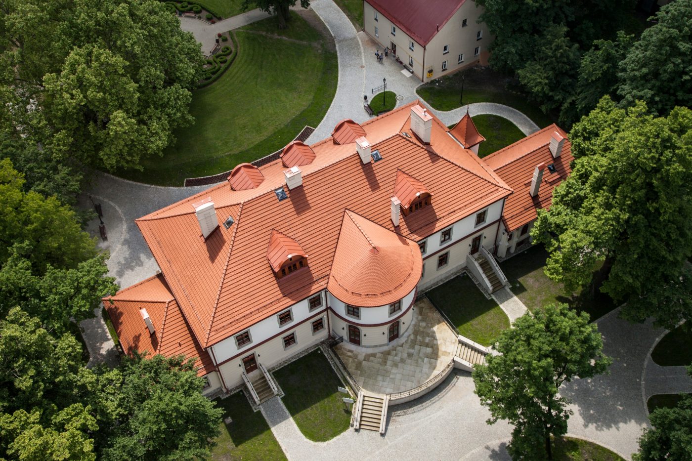 Pałac Czeczów po renowacji dachówkami Koramic Madura i Karpiówka