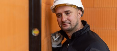 Murowanie ścian z poryzowanych pustaków ceramicznych Porotherm na pianoklej Porotherm Dryfix