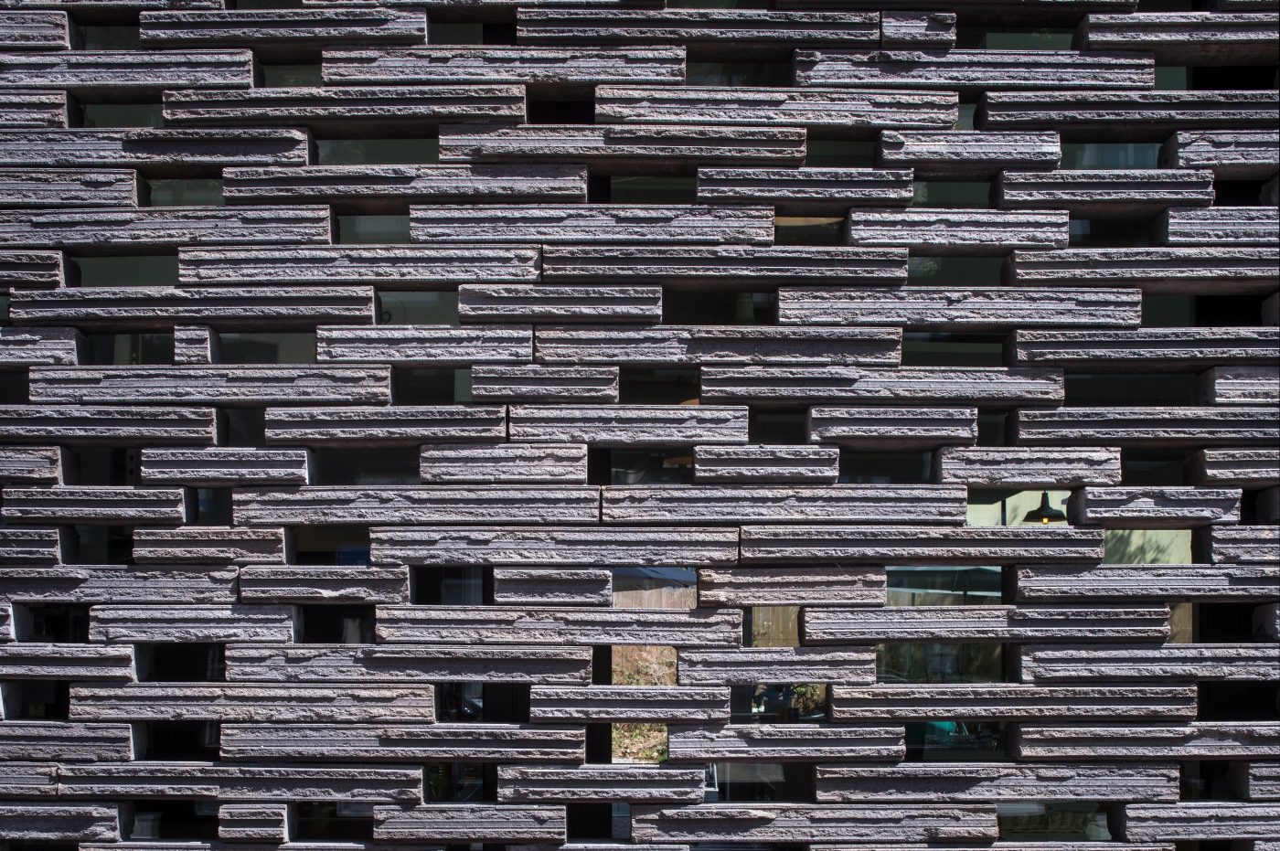 Office building with two levels. Siding's implementation. SCI Dedale, 16 avenue de la Perrière 56100 LORIENT. Brick Terca Briques Pleines 495 x 95 x 48 Cassia Noir graphite. Pose à joints vifs.