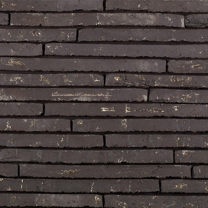 Tekstura cegieł i płytek klinkierowych Terca Long John Black. Produkt o nietypowym długim formacie. Lico jest strukturyzowane wodą (wasserstrich) w kolorze czarnym.