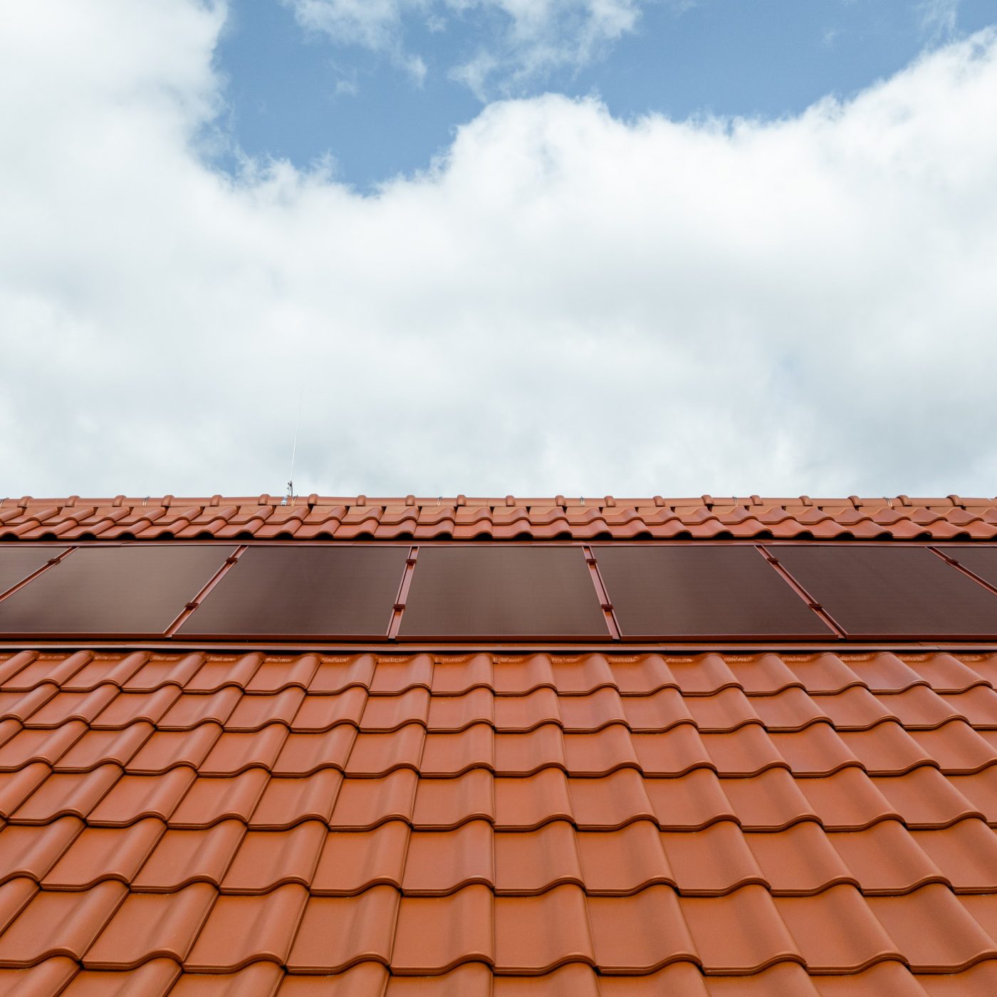 Referenzobjekt Schule Ludwigsburg. Verbaute Produkte: Koramic Alegra 8 rot engobiert und Wevolt X-Frame rot